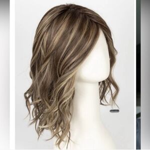 Raquel Welch wavy day wig